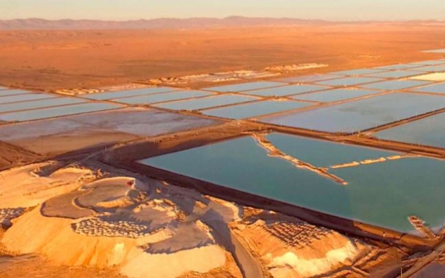 участки обработки литиевого рудника SQM на соляной равнине Атакама